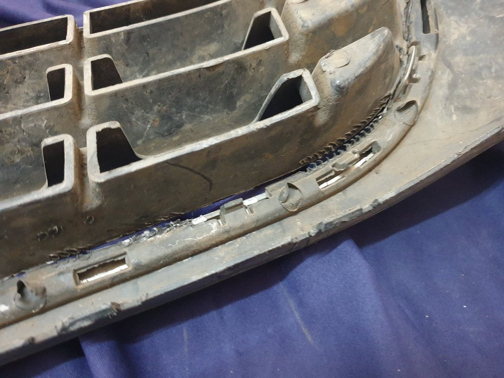 Volkswagen Amarok Front Bumper Lower Grille - Chrome broken, Frame cracked