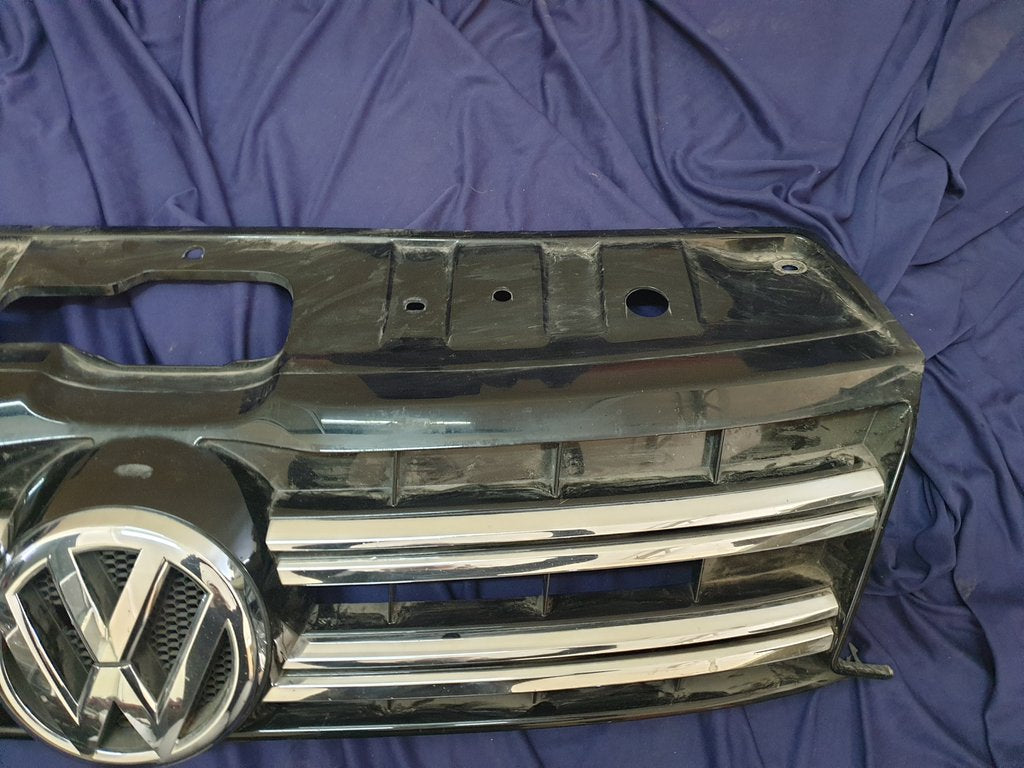 Volkswagen Amarok Radiator Grille - Wear and Tear