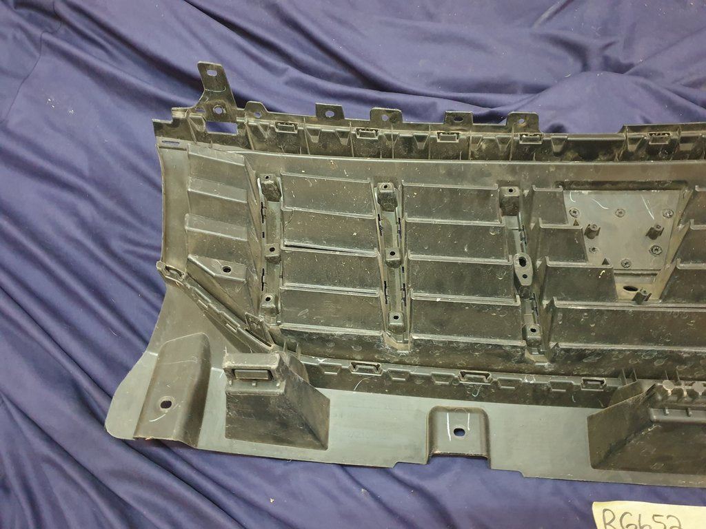 Mahindra Scorpio Radiator Grille - Wear and Tear Crack