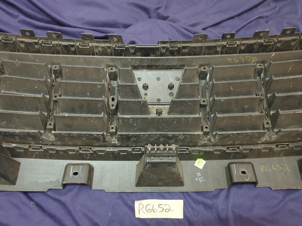 Mahindra Scorpio Radiator Grille - Wear and Tear Crack