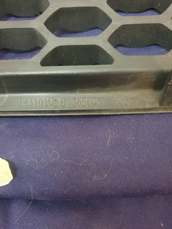 Jeep Grand Cherokee Front Bumper Lower Grille