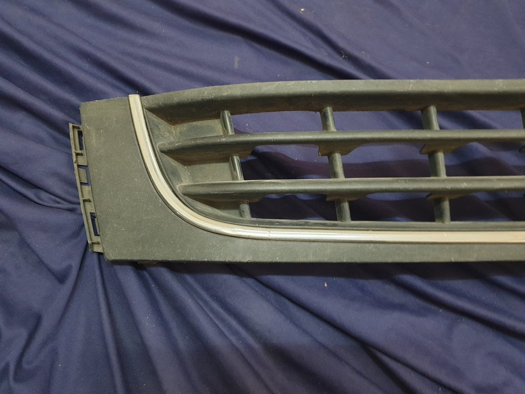 Volkswagen Amarok Front Bumper Lower Grille - Chrome broken, scratches