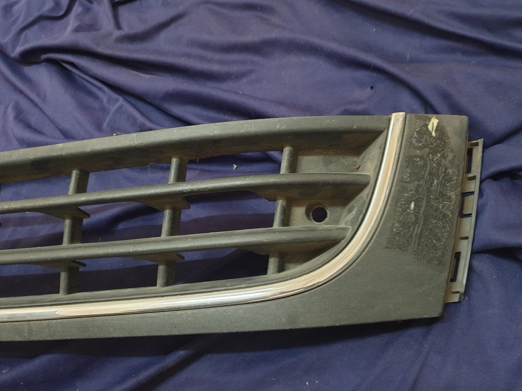 Volkswagen Amarok Front Bumper Lower Grille - Chrome broken, scratches