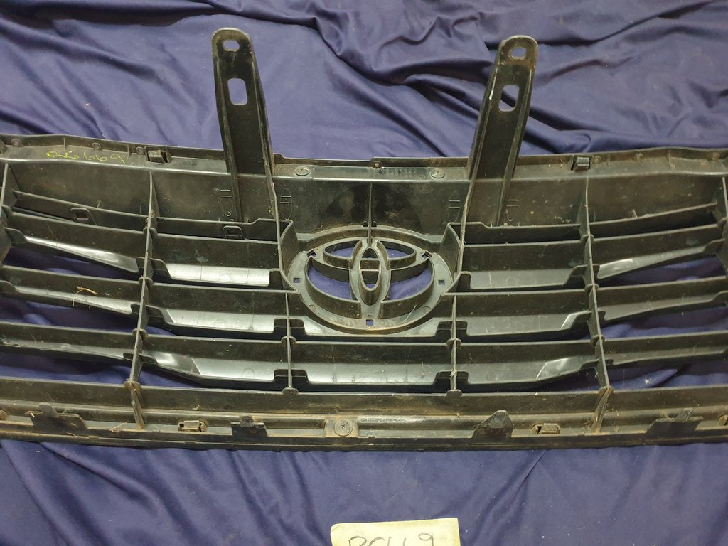 Toyota Hilux Radiator Grille - Wear and Tear, Scratches