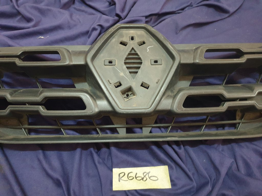 Renault Kwid Radiator Grille - Light Wear and Tear