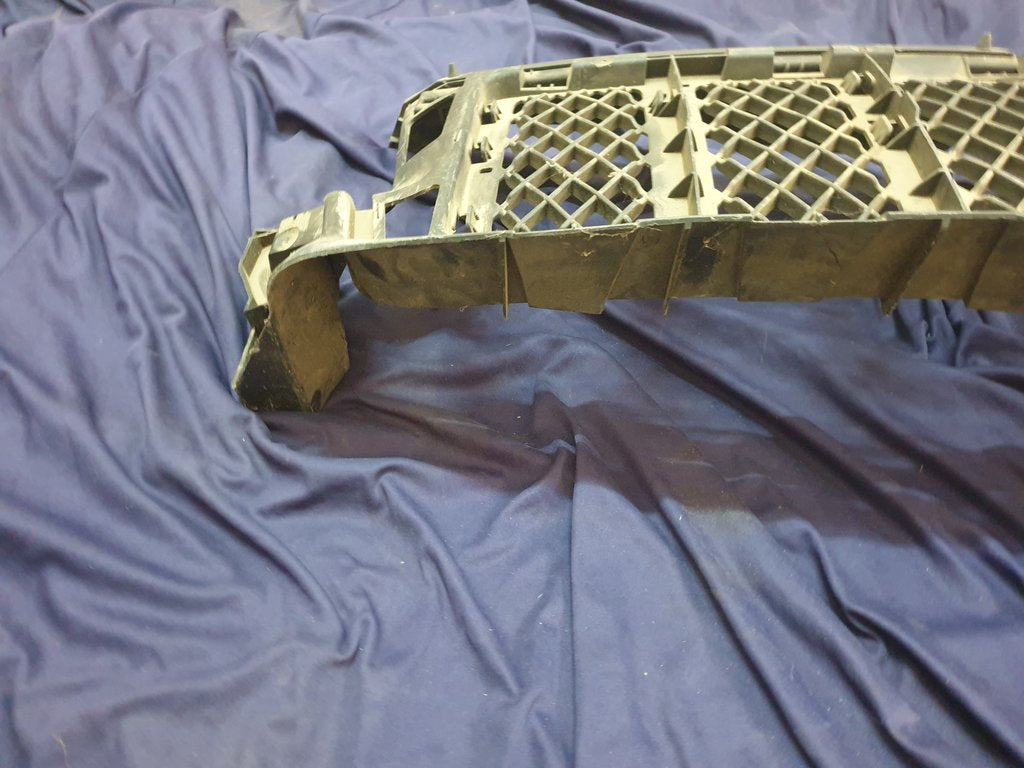 Jeep Grand Cherokee Radiator Grille Backing - Wear and tear