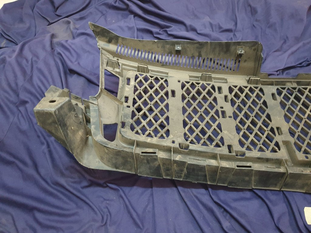 Jeep Grand Cherokee Radiator Grille Backing - Wear and tear