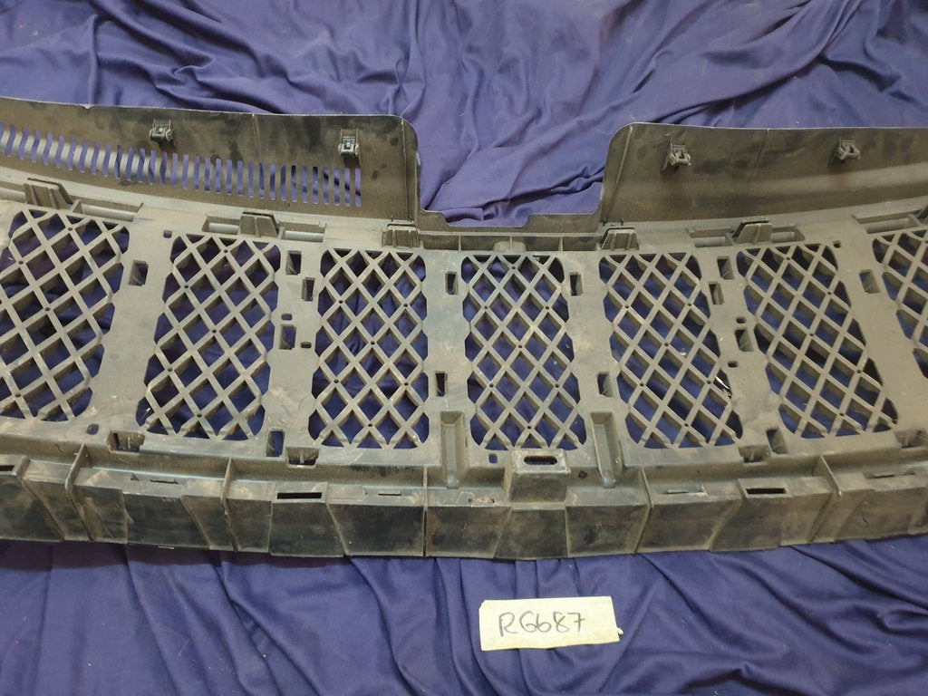 Jeep Grand Cherokee Radiator Grille Backing - Wear and tear
