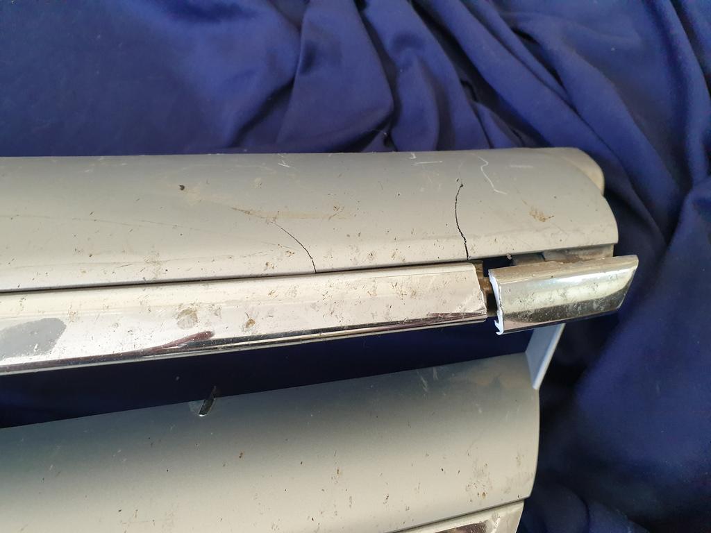 Mercedes-Benz B-Class W245 Radiator Grille - Wear and Tear Crack