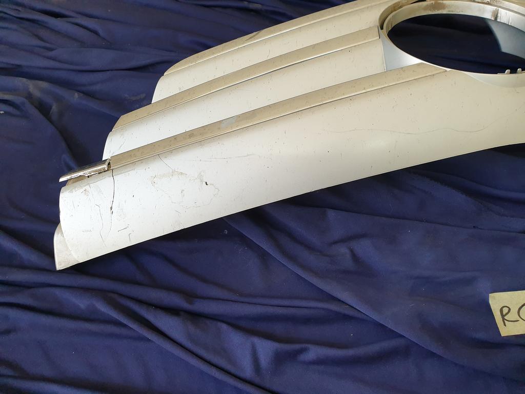 Mercedes-Benz B-Class W245 Radiator Grille - Wear and Tear Crack