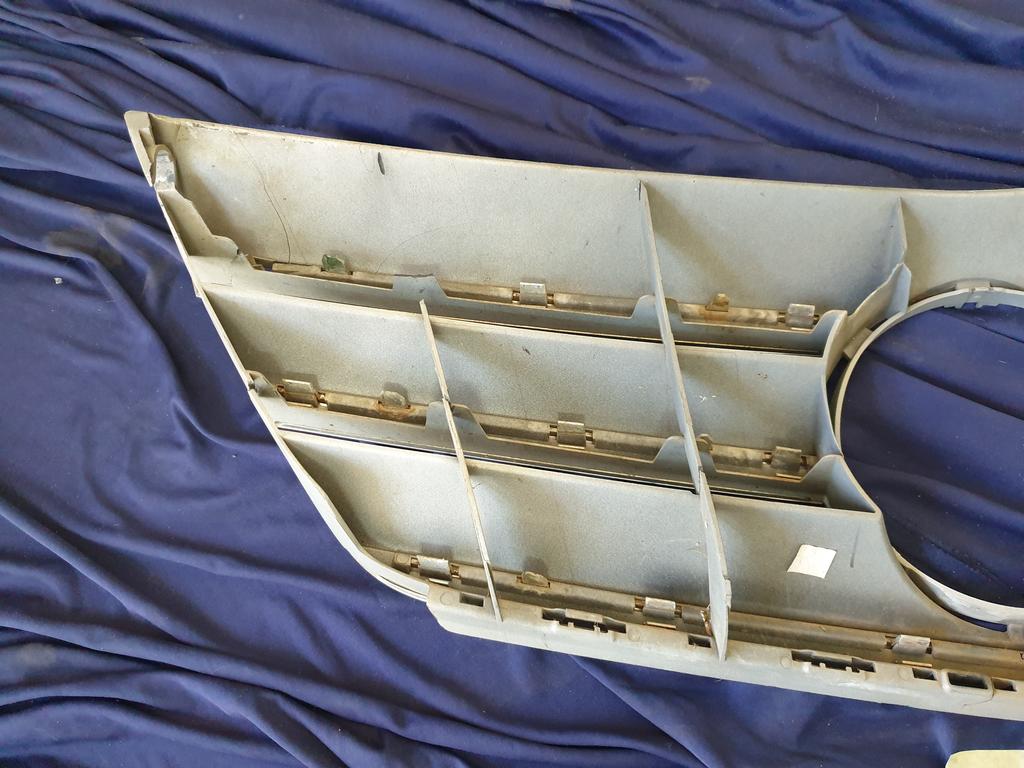 Mercedes-Benz B-Class W245 Radiator Grille - Wear and Tear Crack
