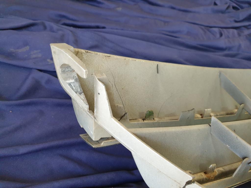 Mercedes-Benz B-Class W245 Radiator Grille - Wear and Tear Crack