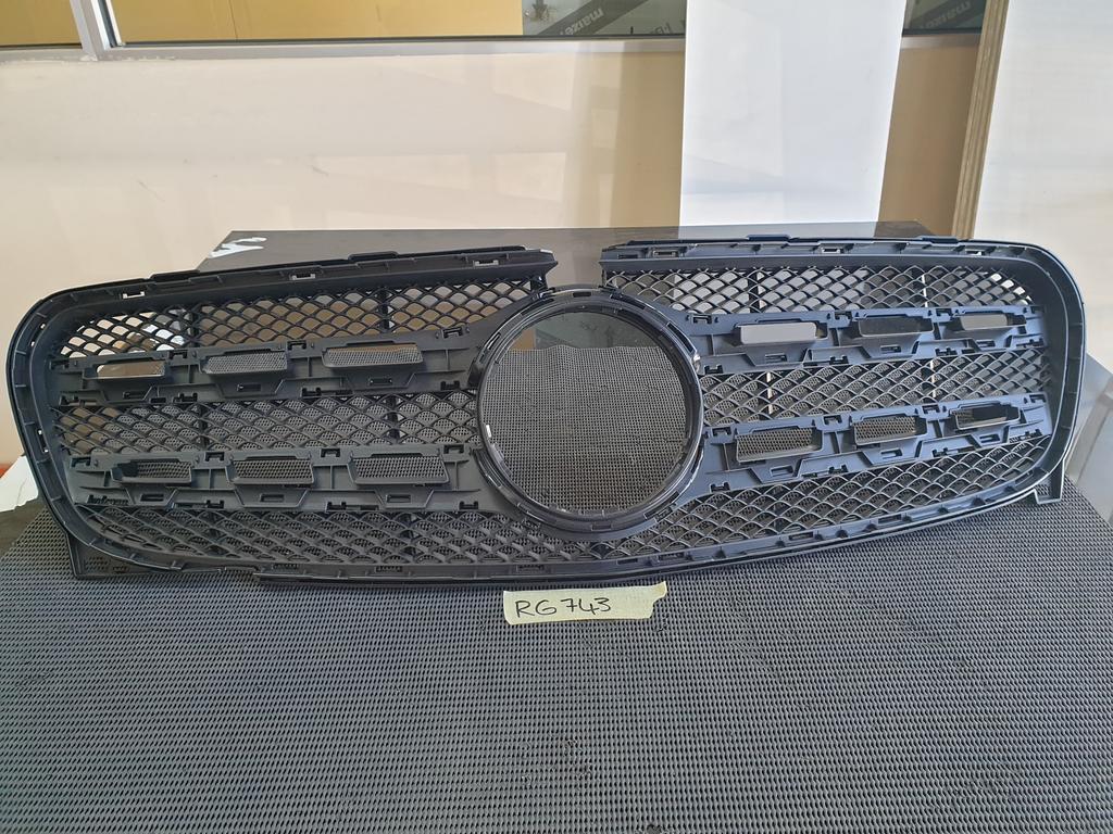 Mercedes-Benz GLA X156 Radiator Grille Frame Bracket