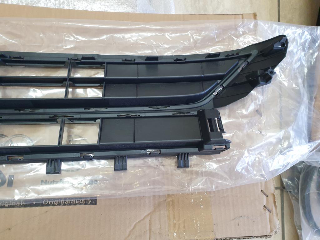 Volkswagen Polo Front Lower Center Radiator Grille