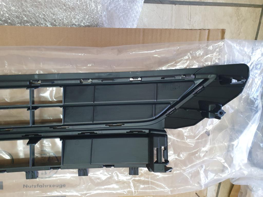 Volkswagen Polo Front Lower Center Radiator Grille