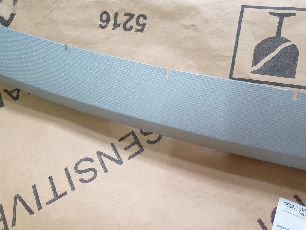 Original New Opel Crossland X Front Centre Lower Bumper Moulding - Lower Grille Surround