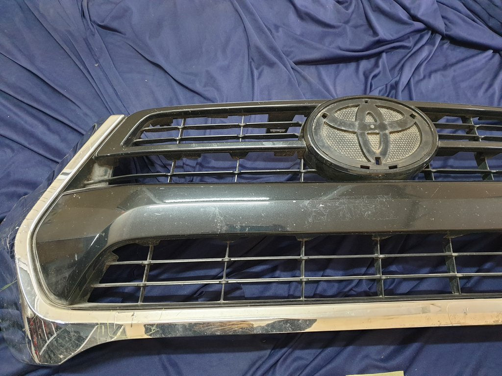 Toyota Hilux 2020, 2021 Radiator Grille - Chrome very damaged