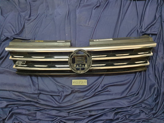 Volkswagen Tiguan II R-Line Radiator Grille - Right lower internal clips broken, wear and tear