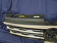 Volkswagen Tiguan II R-Line Radiator Grille - Right lower internal clips broken, wear and tear