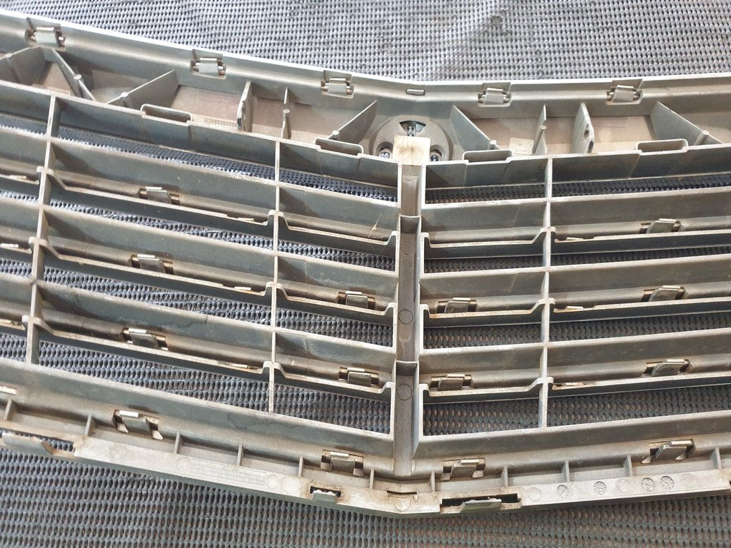 Mercedes-Benz C-Class W204 Radiator Grille - Chrome Cracked and Peeling