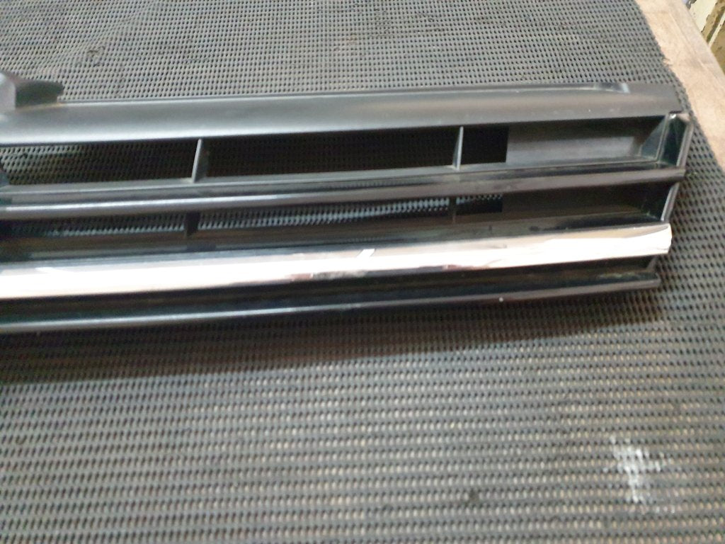 Volkswagen Golf VII 7 Radiator Grille - Light Wear and Tear
