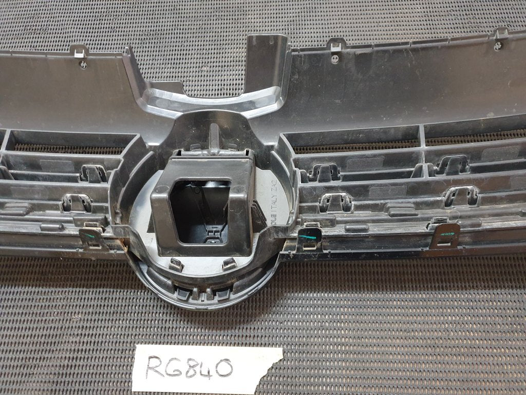 Volkswagen Golf VII 7 Radiator Grille - Light Wear and Tear