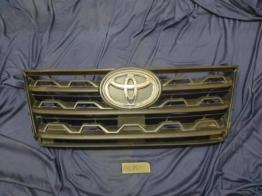 Toyota Fortuner Radiator Grille - Wear and Tear