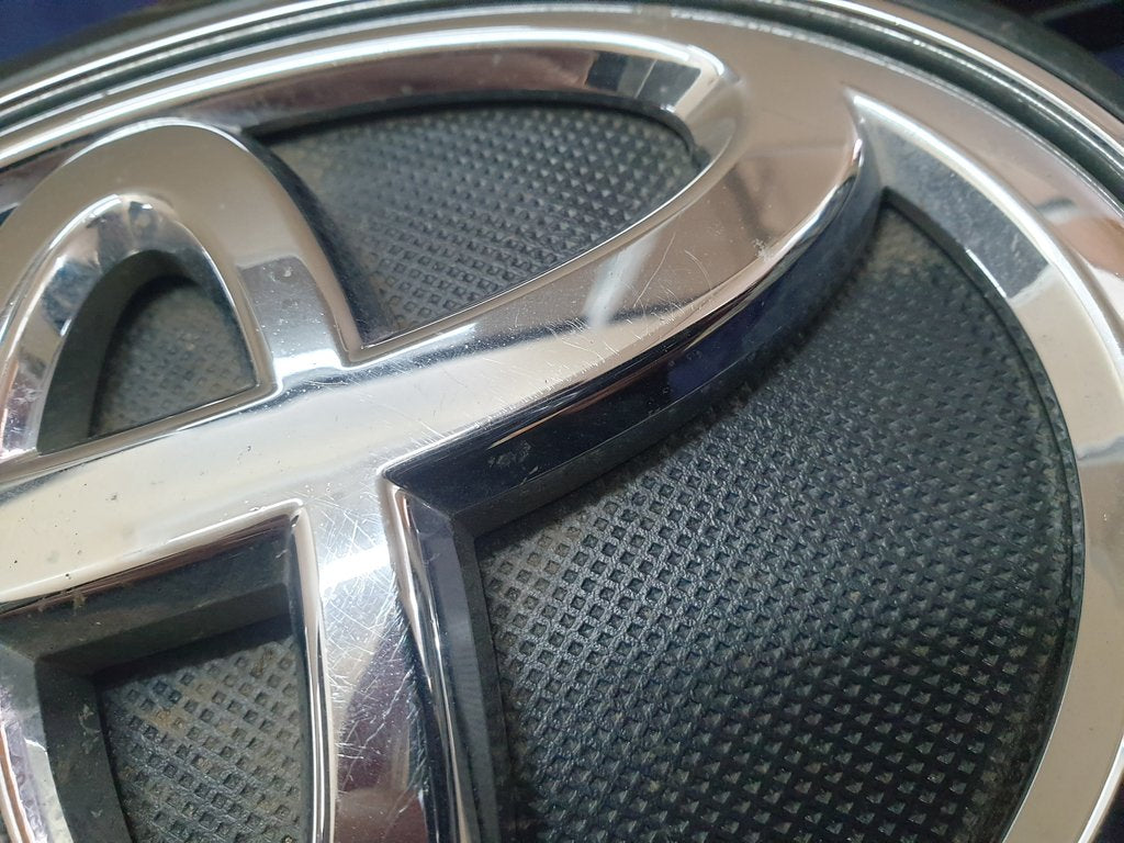 Toyota Fortuner Radiator Grille - Wear and Tear
