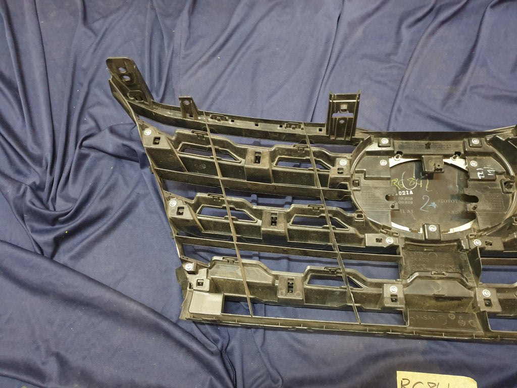 Toyota Fortuner Radiator Grille - Wear and Tear