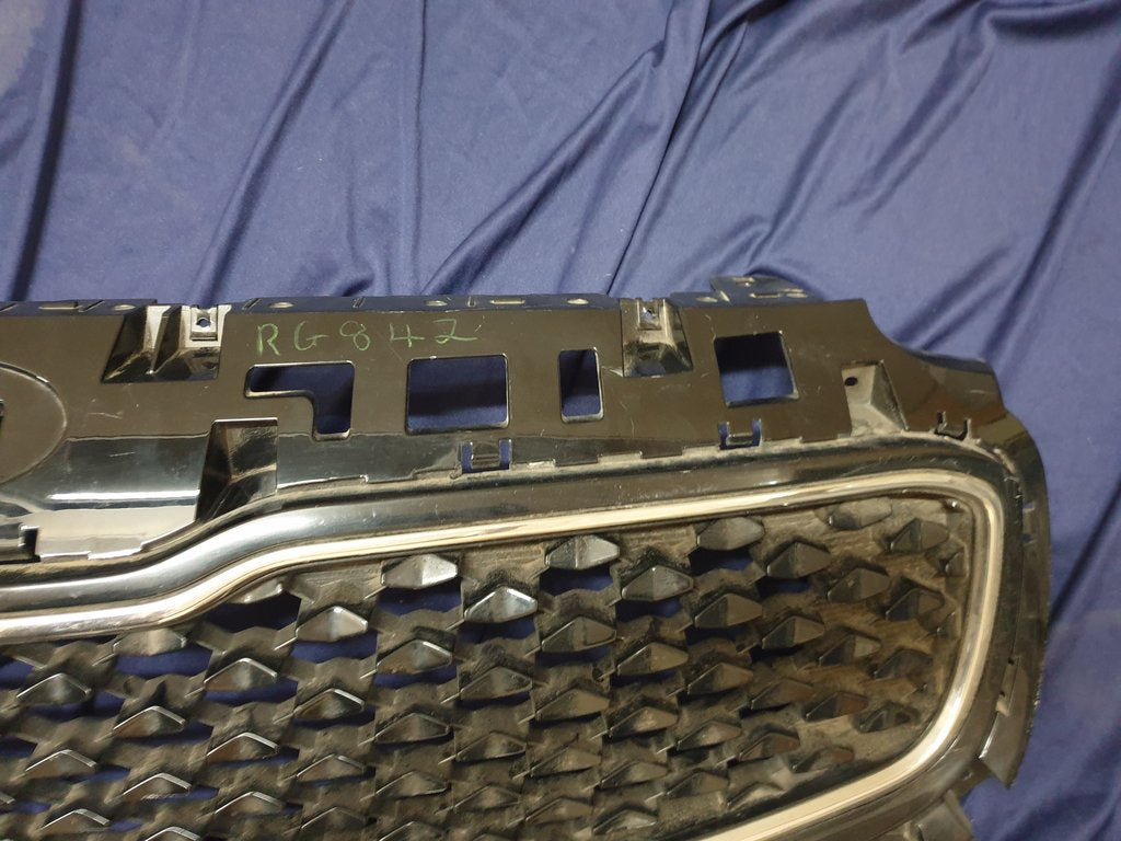 KIA Sportage Radiator Grille - Light Wear and Tear, Small scratches