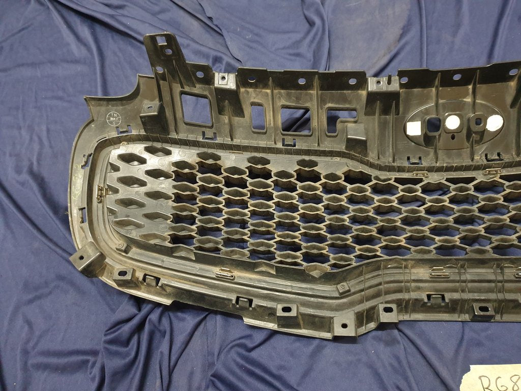 KIA Sportage Radiator Grille - Light Wear and Tear, Small scratches