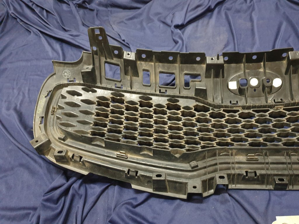 KIA Sportage Radiator Grille - Light Wear and Tear, Small scratches