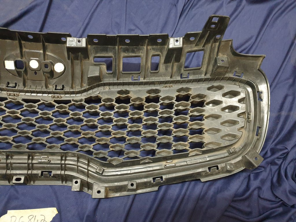 KIA Sportage Radiator Grille - Light Wear and Tear, Small scratches