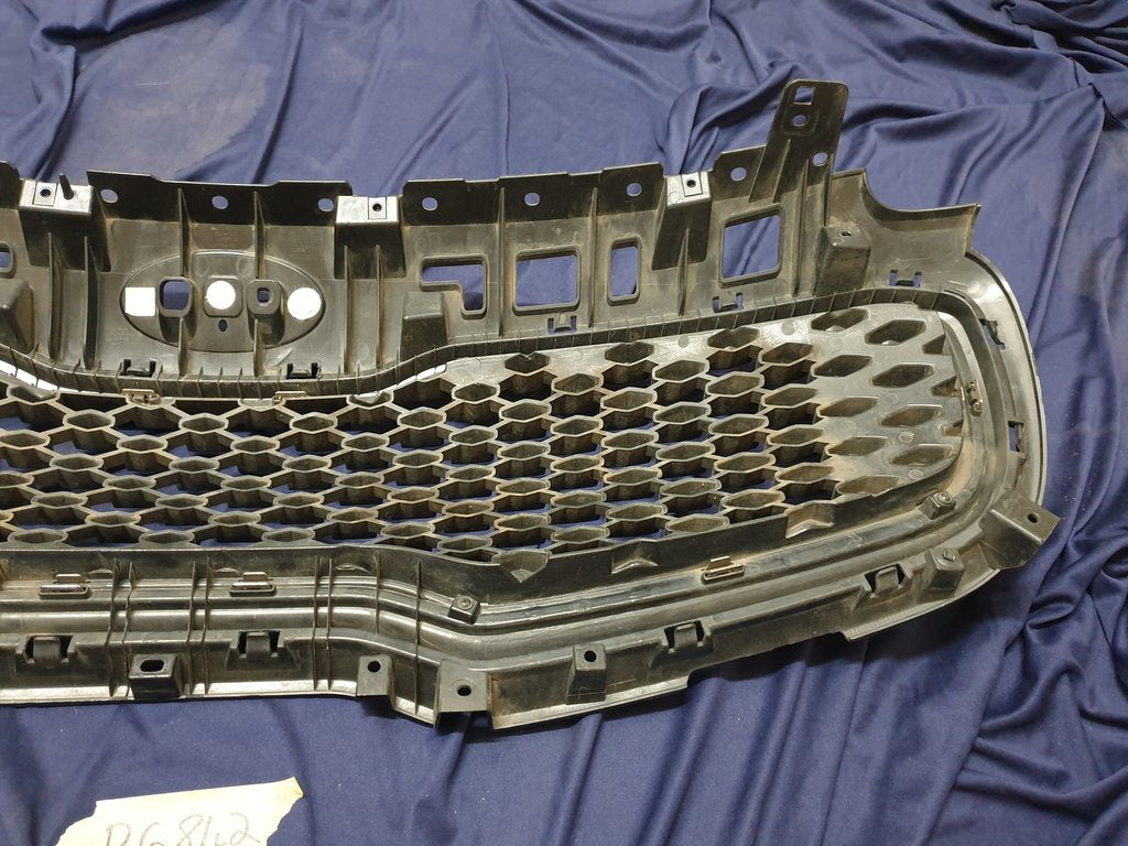 KIA Sportage Radiator Grille - Light Wear and Tear, Small scratches