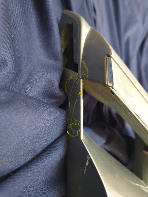 Mercedes-Benz B-Class W245 Radiator Grille - Wear and Tear Crack