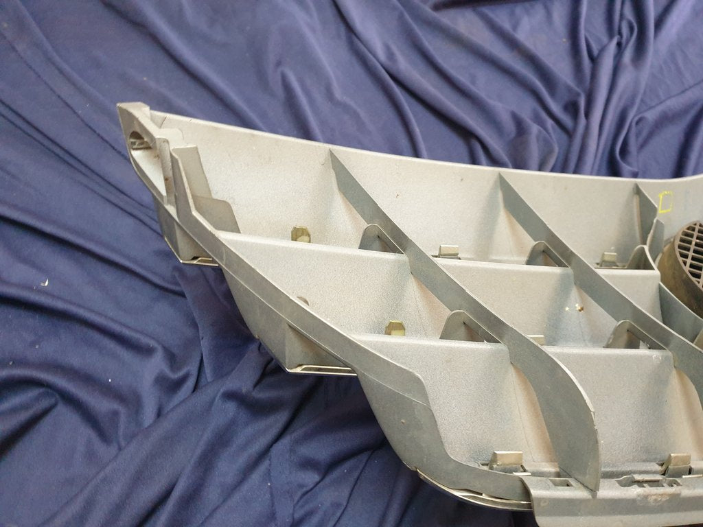 Mercedes-Benz B-Class W245 Radiator Grille - Wear and Tear Crack