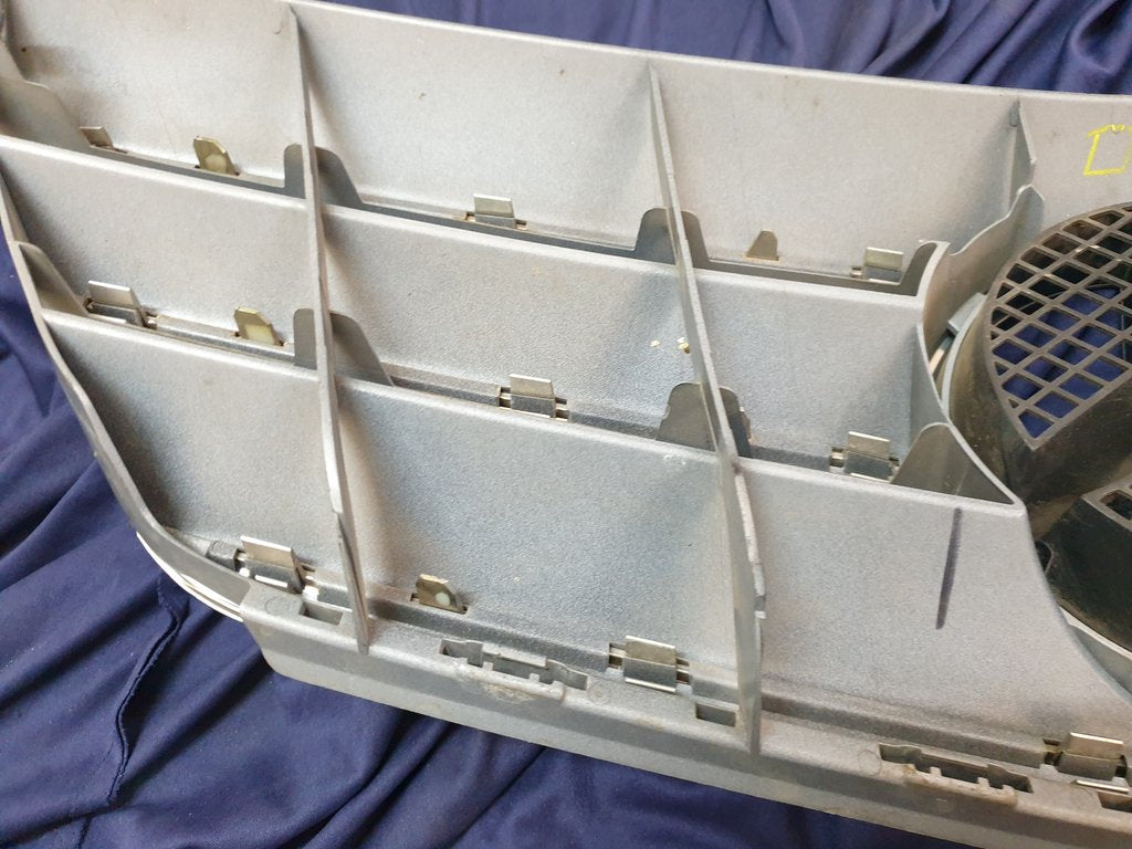 Mercedes-Benz B-Class W245 Radiator Grille - Wear and Tear Crack