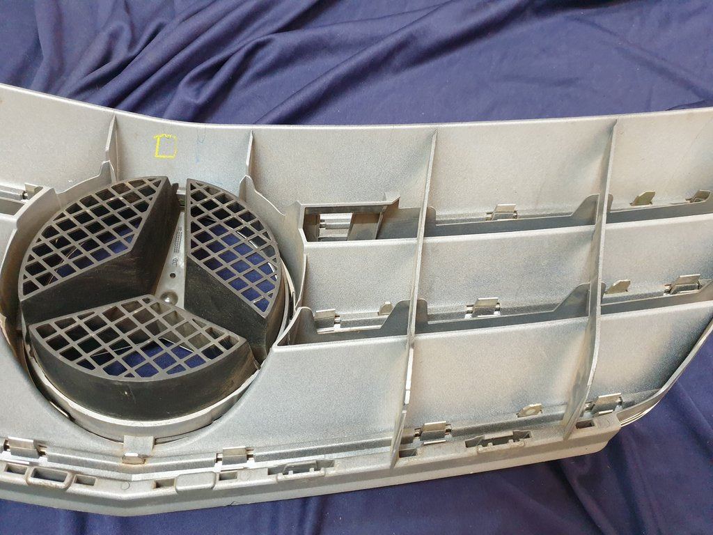 Mercedes-Benz B-Class W245 Radiator Grille - Wear and Tear Crack