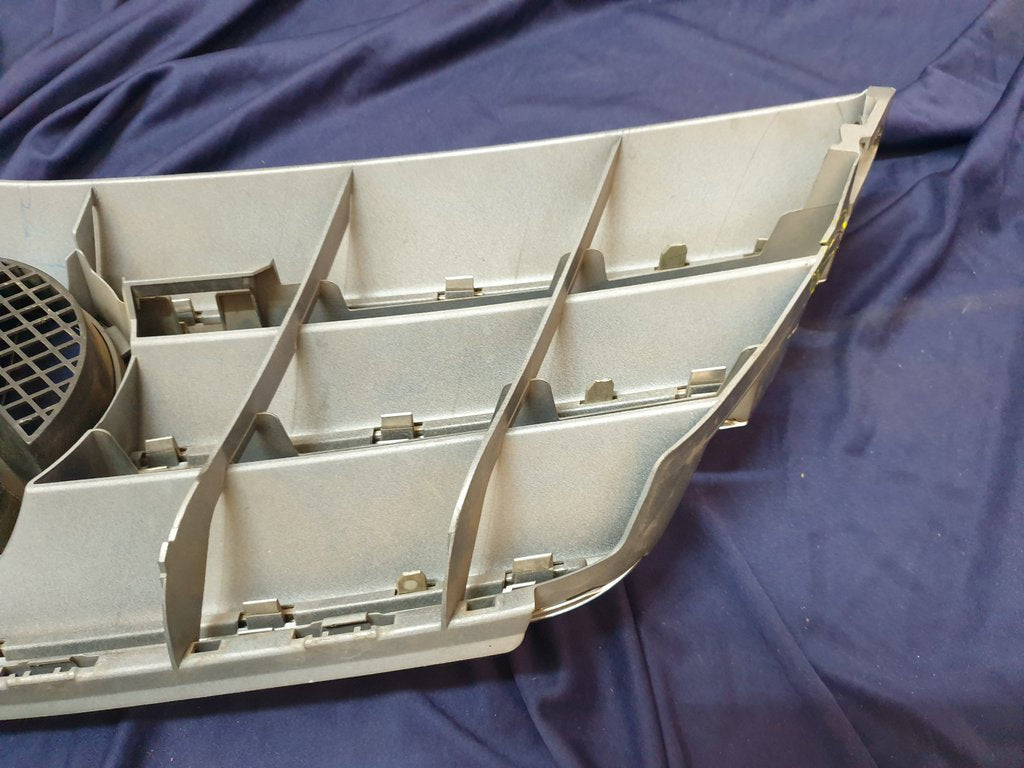 Mercedes-Benz B-Class W245 Radiator Grille - Wear and Tear Crack