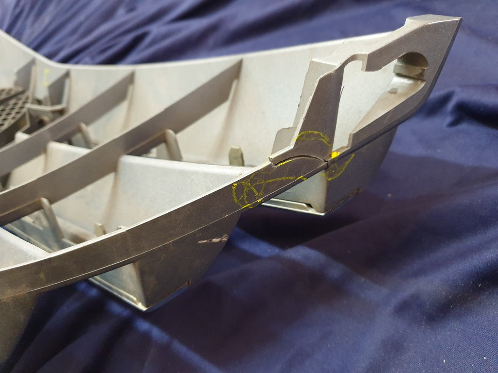 Mercedes-Benz B-Class W245 Radiator Grille - Wear and Tear Crack