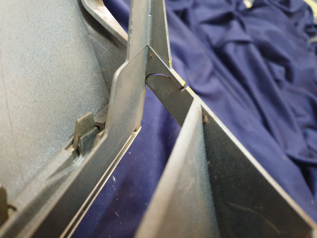 Mercedes-Benz B-Class W245 Radiator Grille - Wear and Tear Crack