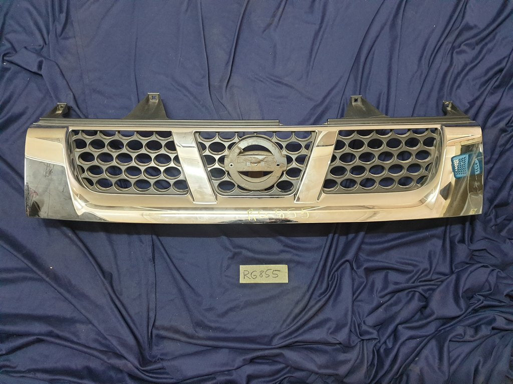 Nissan NP300 Radiator Grille - Chrome cracked, scratches