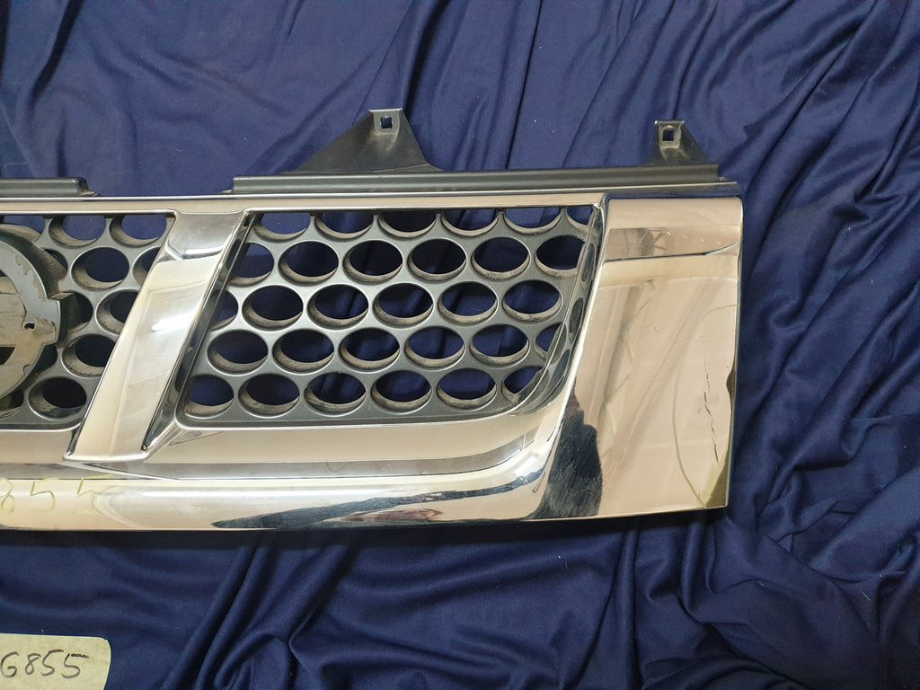 Nissan NP300 Radiator Grille - Chrome cracked, scratches