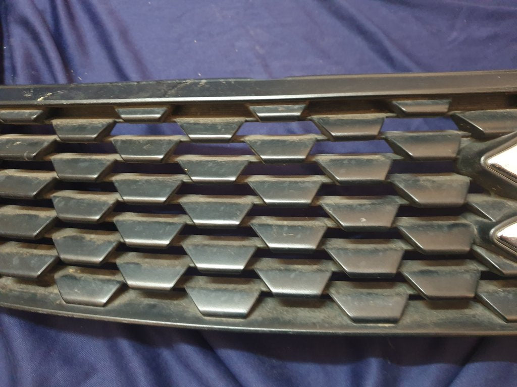 Suzuki Swift Radiator Grille - Light Wear and Tear, Clip broken
