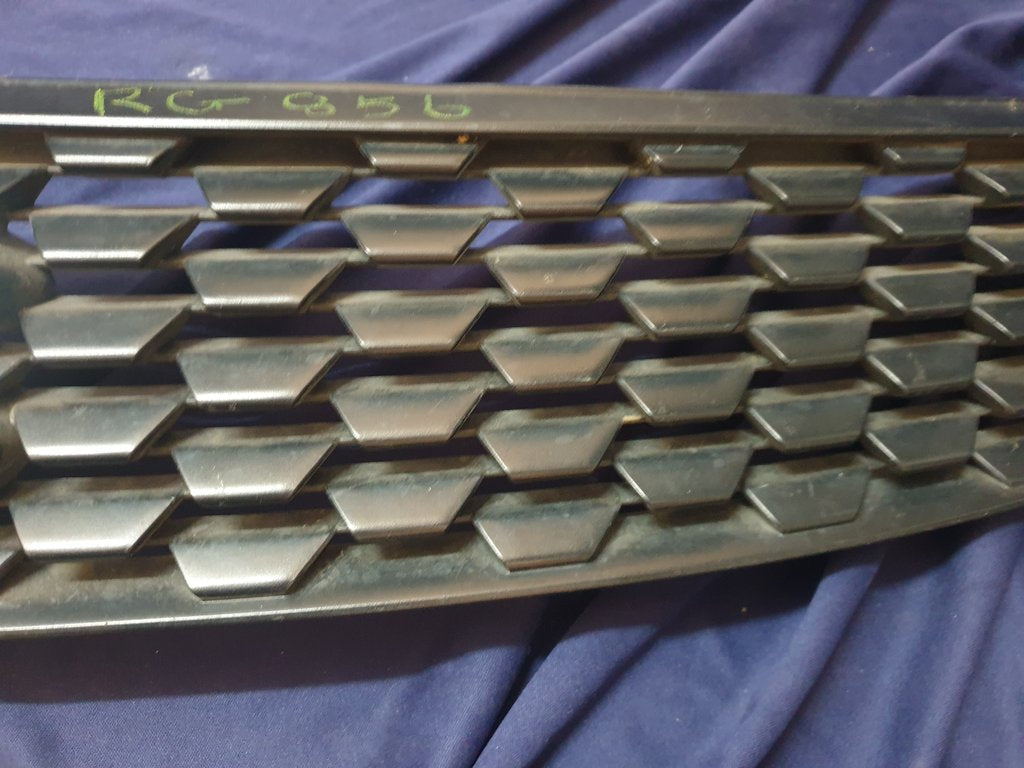 Suzuki Swift Radiator Grille - Light Wear and Tear, Clip broken