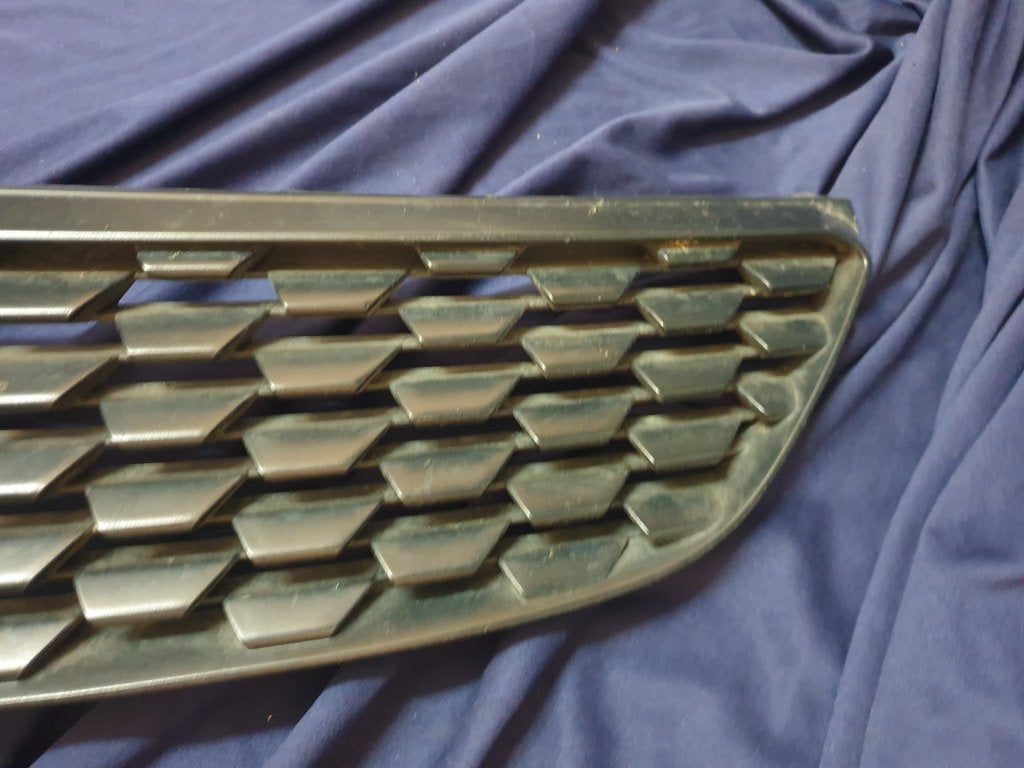 Suzuki Swift Radiator Grille - Light Wear and Tear, Clip broken