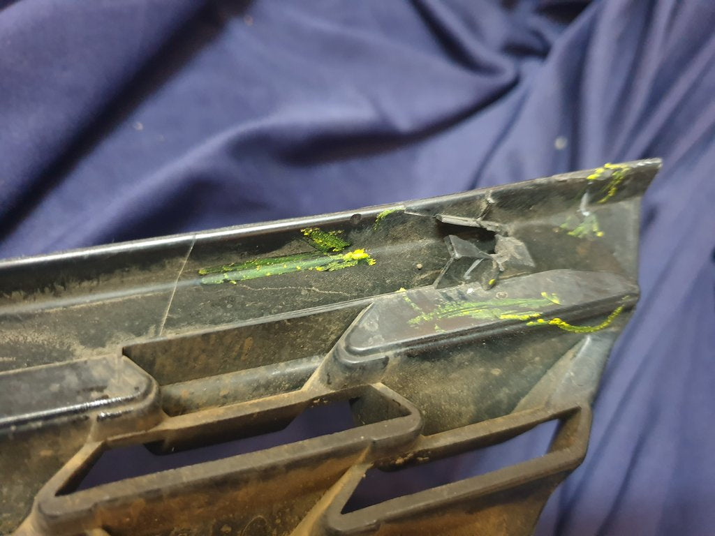 Suzuki Swift Radiator Grille - Light Wear and Tear, Clip broken