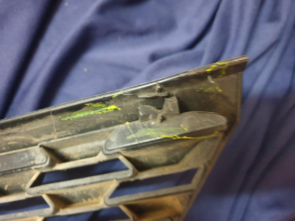 Suzuki Swift Radiator Grille - Light Wear and Tear, Clip broken