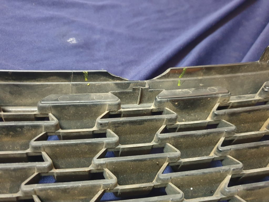 Suzuki Swift Radiator Grille - Light Wear and Tear, Clip broken