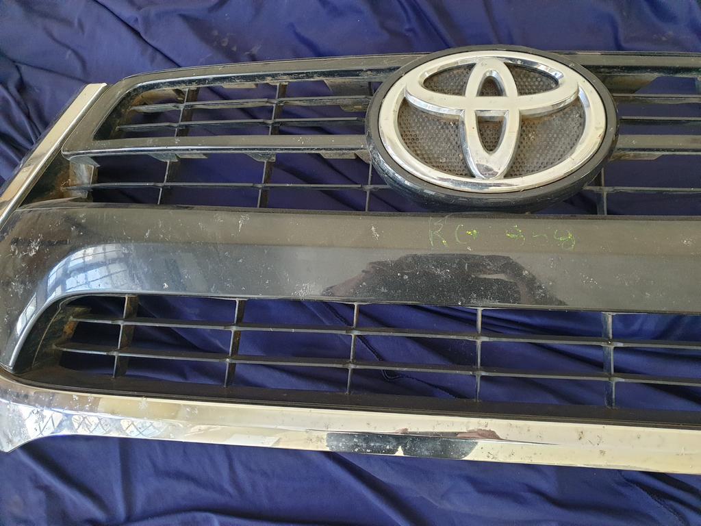Toyota Hilux Radiator Grille - Broken Mesh, brackets and chrome